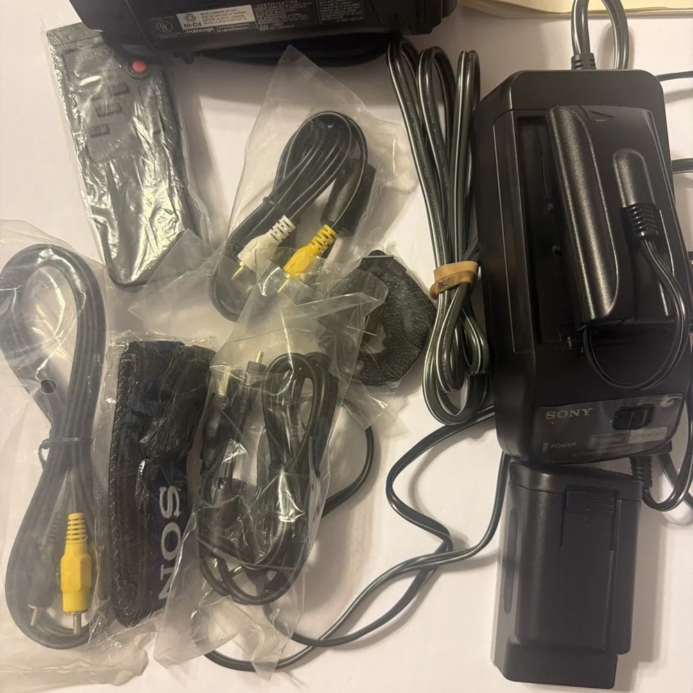 Sony Handycam CCD-TRV118 NTSC Hi-8 Video Camcorder - FOR PARTS OR REPAIR